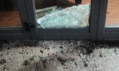 Sfondano la porta a vetri e rubano bottiglie e fondo cassa: ladri in azione al bar “Mafalda”
