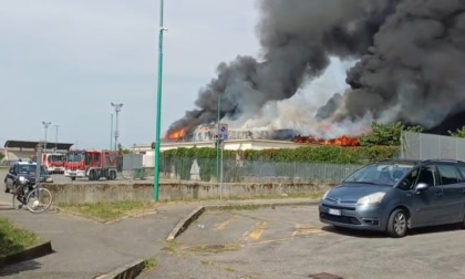 Spaventoso incendio a Ghisalba: brucia la piscina comunale