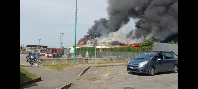 Spaventoso incendio a Ghisalba: brucia la piscina comunale