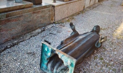 Tombe danneggiate al cimitero, ai proprietari nessun risarcimento