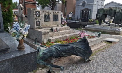 Ladri devastano il cimitero per rubare il bronzo dalle tombe, ma fuggono senza il bottino