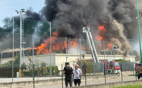 Piscina, il sindaco annuncia in Aula: “Demolizione entro fine anno (si spera)”