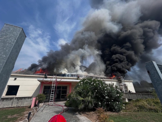 Piscina comunale distrutta dall’incendio: danni per milioni di euro