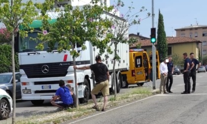 Investita in bici da un camion in via Pinetti: morta una donna di 72 anni