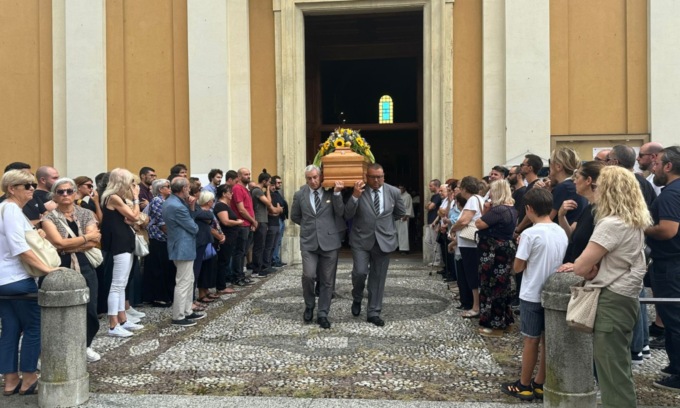 L’ultimo saluto al 36enne Davide Migliorino morto sul Monte Bianco, la compagna: “Orgogliosa di te”