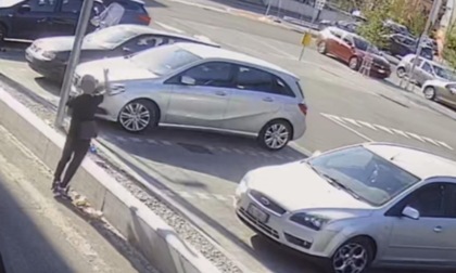 Sassi contro auto e vetrine: il quartiere rinato ora vive nell’incubo