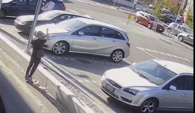 Sassi contro auto e vetrine: il quartiere rinato ora vive nell’incubo
