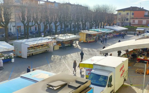 Pickpocket al mercato del giovedì: è allarme in centro