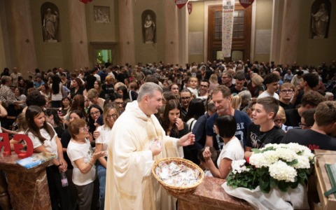 Il saluto a don Simone Pecis: “Hai lasciato un’impronta nel nostro cuore”