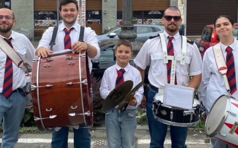Il piccolo batterista Davide con il ritmo nel sangue:  debutto in grande stile  fuori casa