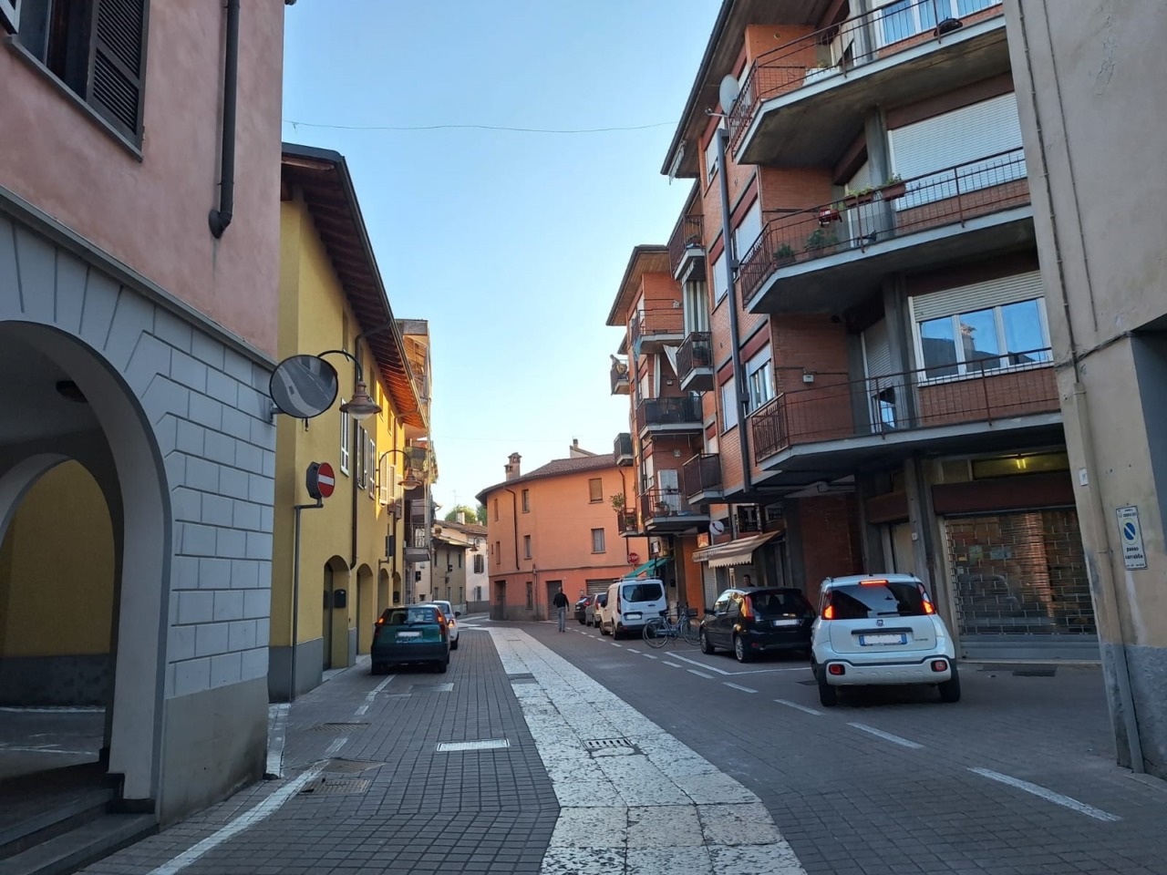 Aggredita dal convivente per strada: la difende un residente, eroe per caso