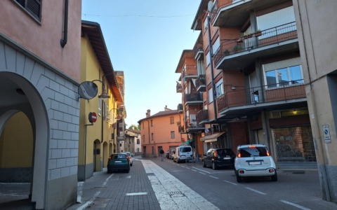Aggredita dal convivente per strada: la difende un residente, eroe per caso