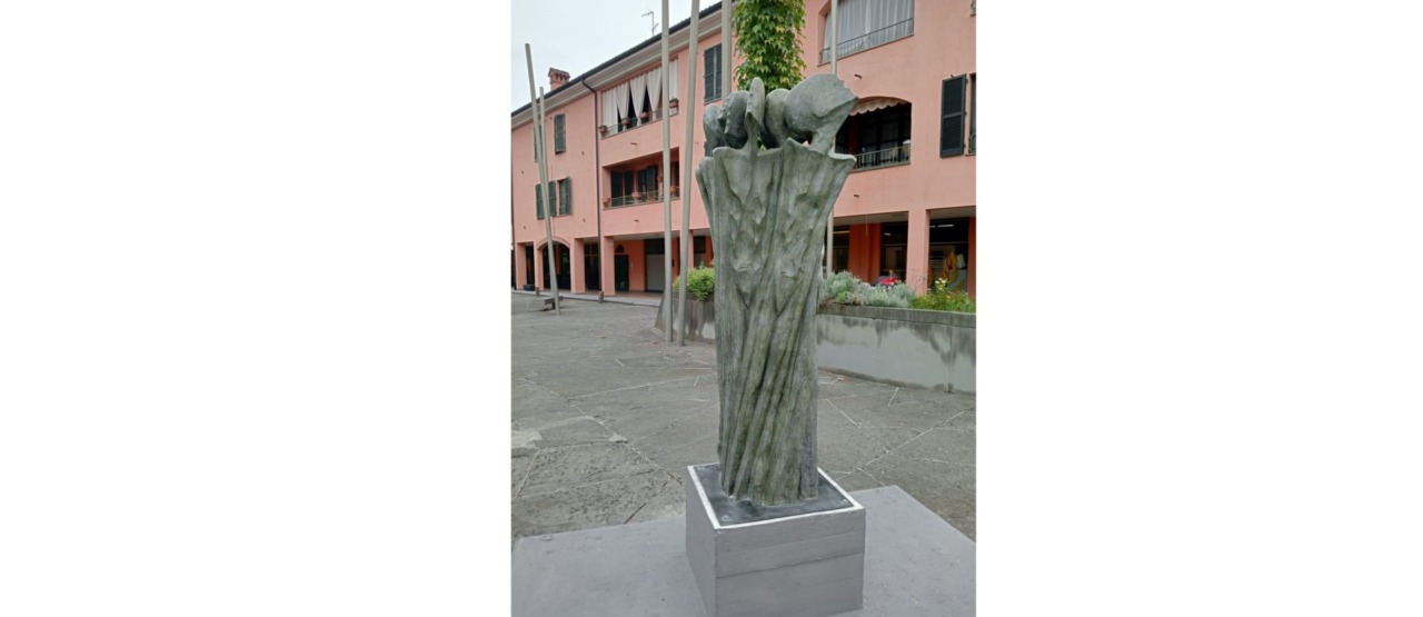 Piazza Castello continua a ospitare l’arte con la scultura “Uomini” di Dolores Previtali