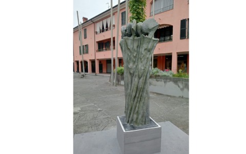 Piazza Castello continua a ospitare l’arte con la scultura “Uomini” di Dolores Previtali
