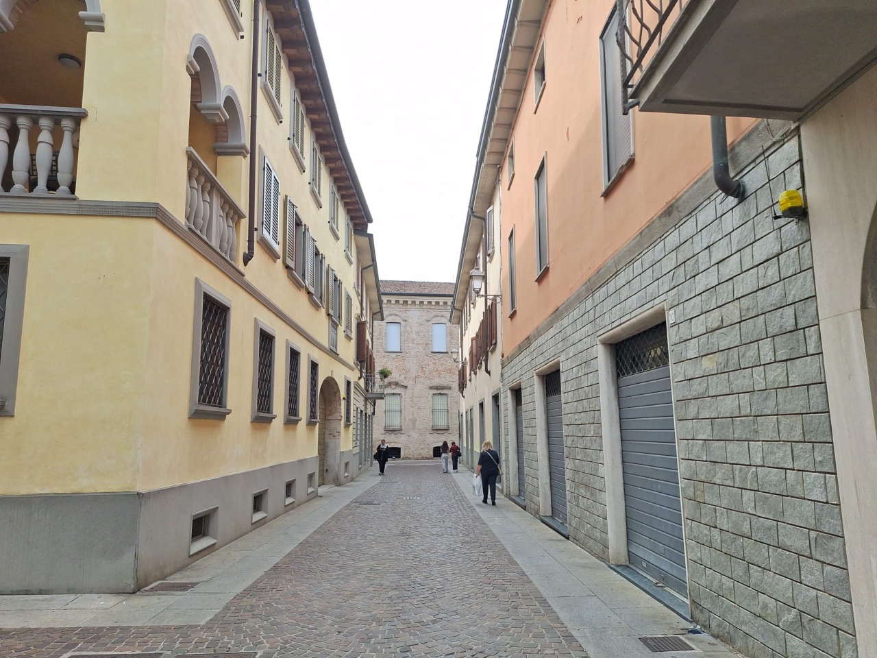 Si inseguono in centro e spunta un coltello, giovane denunciato