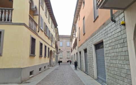 Si inseguono in centro e spunta un coltello, giovane denunciato