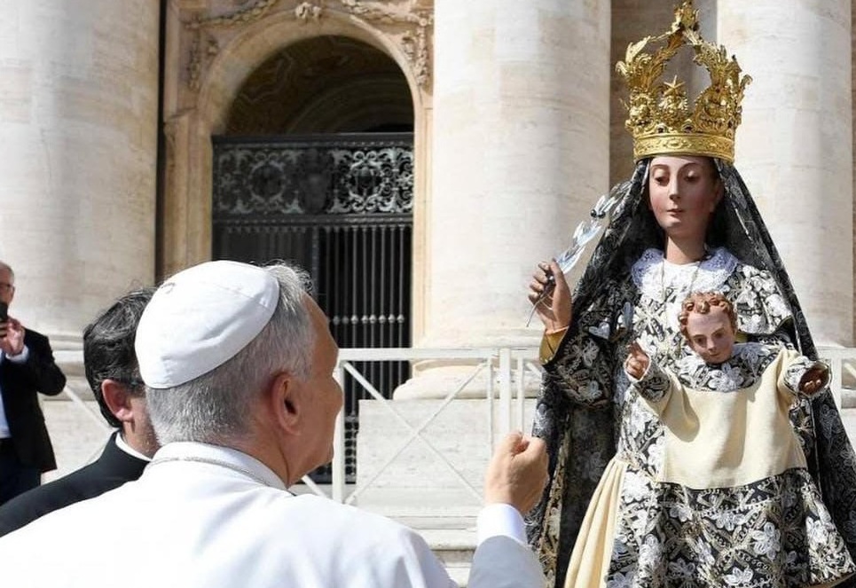 Sotto il manto della Madonna: Antegnate da Papa Leone XIV per la benedizione del nuovo vestito della Beata Vergine del Rosario