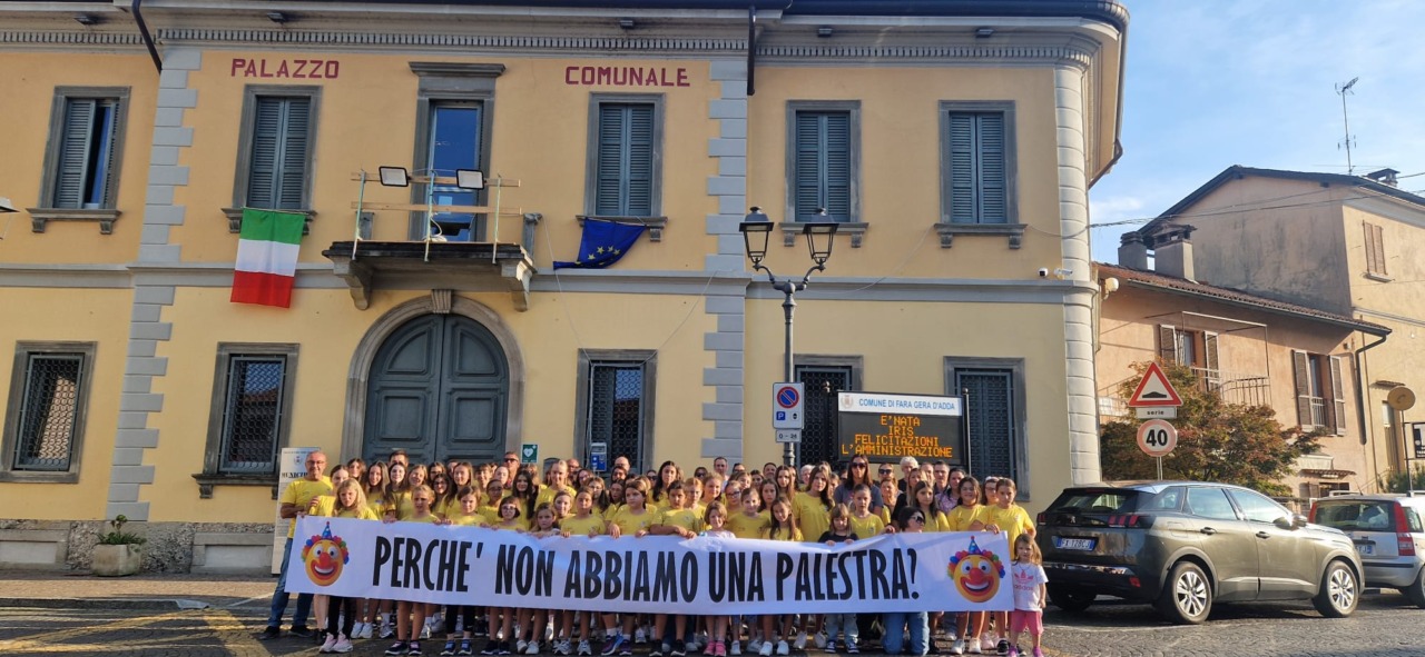 Tensioni tra la pallavolo e il gestore del centro sportivo, le ragazze protestano davanti al municipio