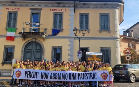 Tensioni tra la pallavolo e il gestore del centro sportivo, le ragazze protestano davanti al municipio