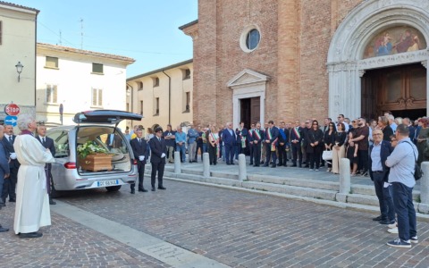 L’ultimo saluto all’onorevole Ettore Pirovano nella chiesa parrocchiale