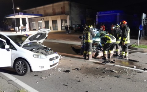Brutto incidente in pieno centro, coinvolti due giovani