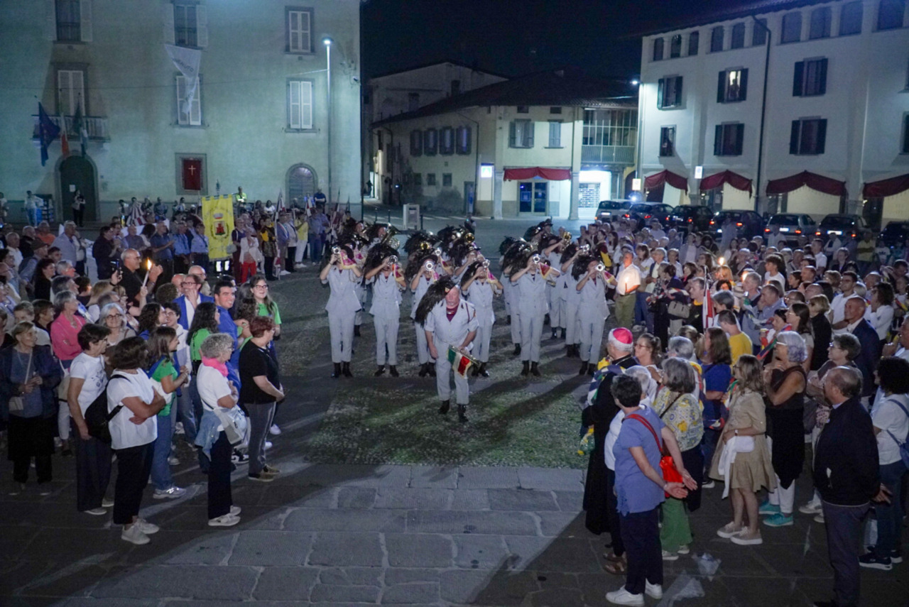 Il vescovo chiama e mezzo migliaio di persone  si mettono in marcia per riaccendere la speranza