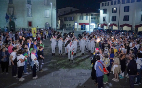 Il vescovo chiama e mezzo migliaio di persone  si mettono in marcia per riaccendere la speranza