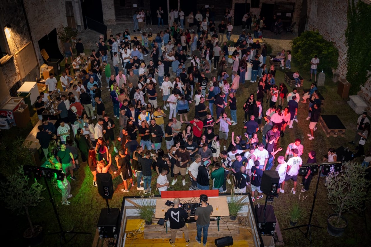 La festa “Sunset Mood” fa il pieno in castello