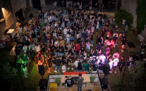 La festa “Sunset Mood” fa il pieno in castello