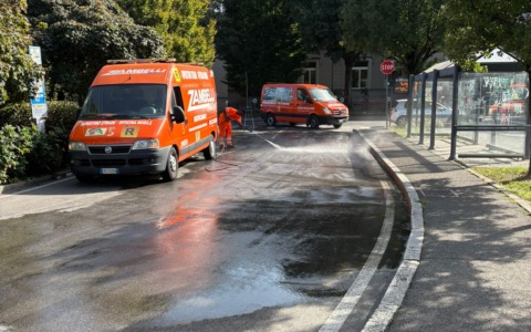 Il pullman perde olio in mezzo alla strada, multati autista e società di trasporti