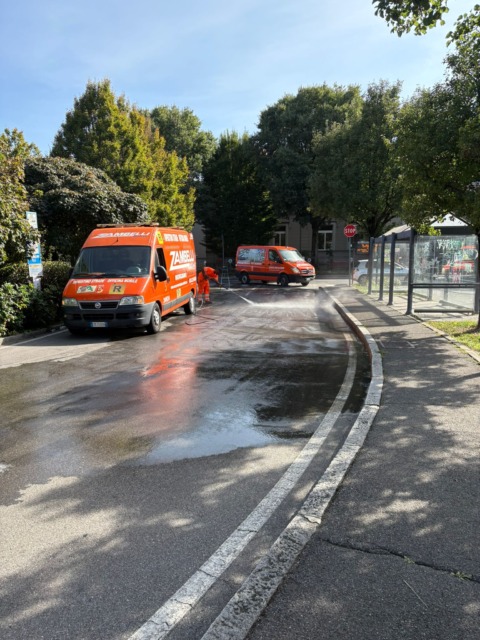 Il pullman perde olio in mezzo alla strada, multati autista e società di trasporti