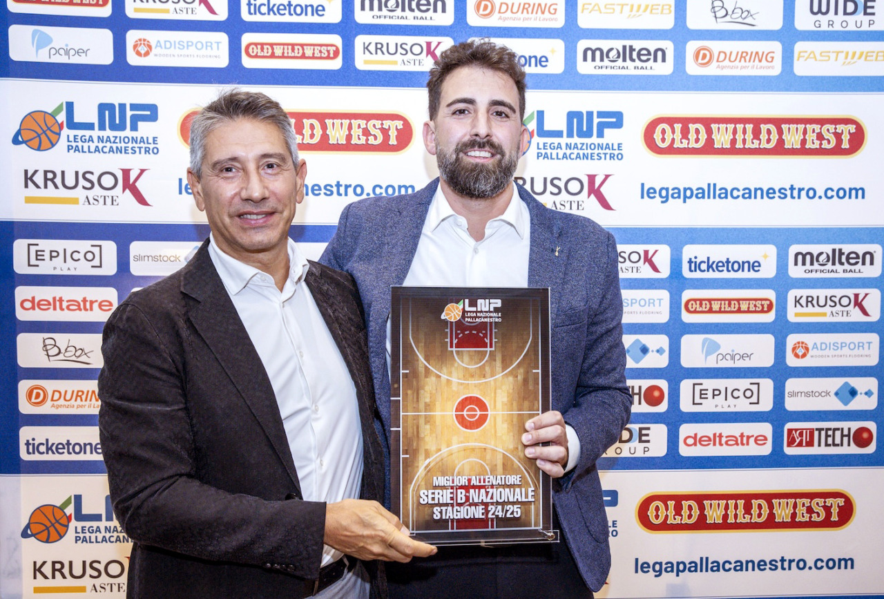 Coach Davide Villa premiato come miglior allenatore della stagione regolare 2024/2025
