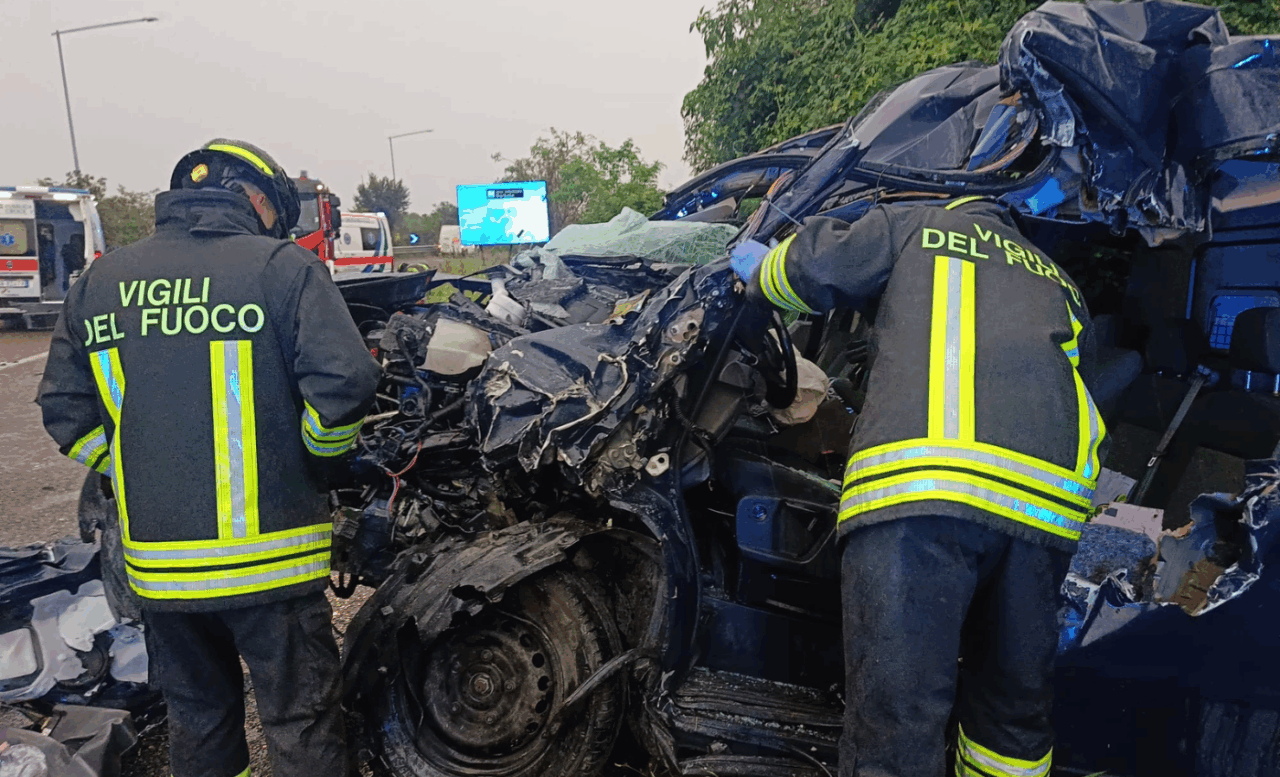Schianto frontale tra camion e furgone sulla variante, quattro feriti
