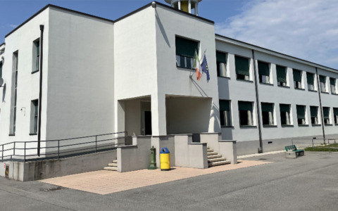 Sostituiti i pluviali rubati alla Primaria, danno da (quasi) 3mila euro