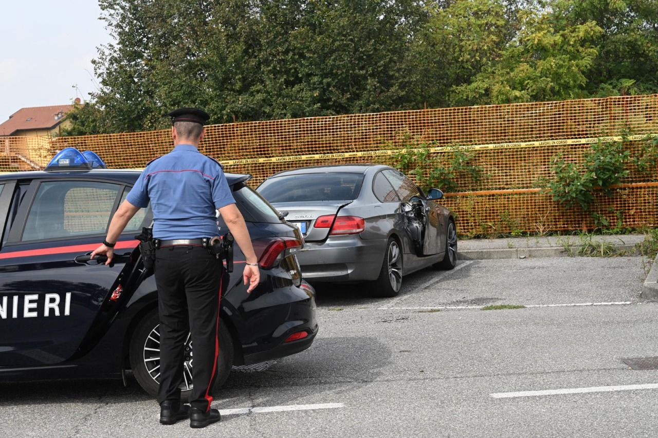 Cadavere ritrovato nel bagagliaio di un’auto in sosta a Boltiere