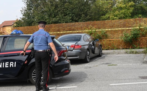 Cadavere ritrovato nel bagagliaio di un’auto in sosta a Boltiere
