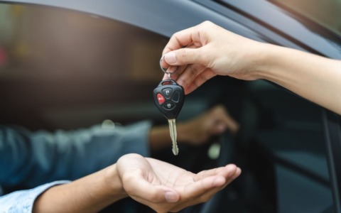 Mobilità: auto in cima alle preferenze, ma con il carovita gli italiani puntano a ottimizzare i costi