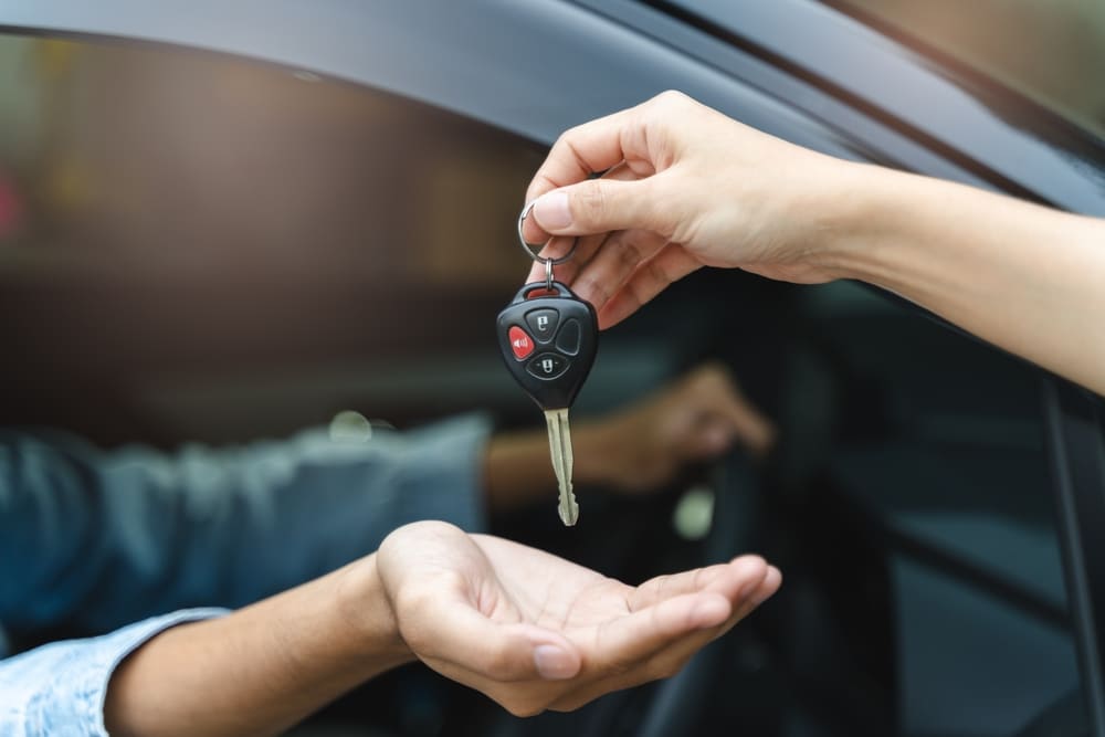 Mobilità: auto in cima alle preferenze, ma con il carovita gli italiani puntano a ottimizzare i costi