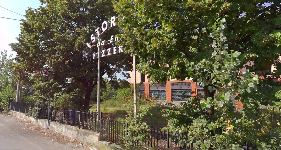 Bivaccava nell’ex pizzeria “Da Enzo”, scatta la bonifica contro il degrado
