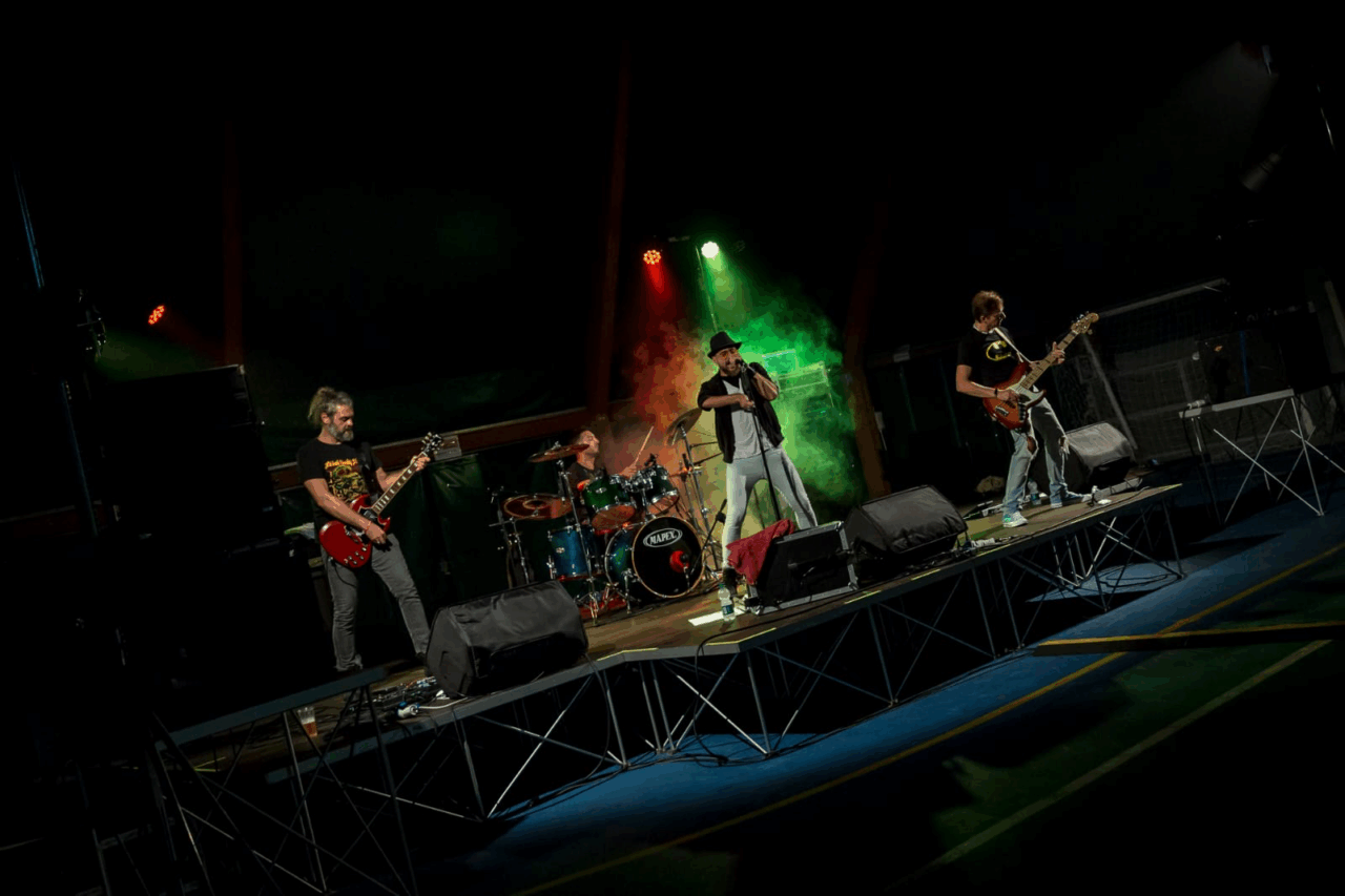 I Fillmore East festeggiano 15 anni di carriera sul palco a suon di rock