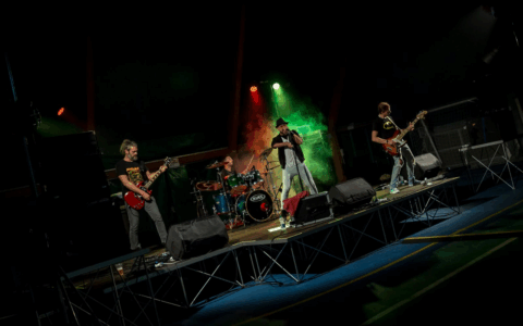I Fillmore East festeggiano 15 anni di carriera sul palco a suon di rock