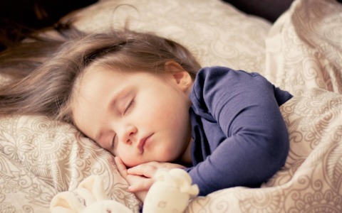 Cameretta Montessori: il letto come idea per uno spazio che cresce con il bambino