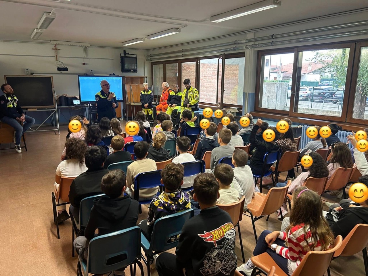 La Protezione Civile entra in classe e fa lezione d’impegno civile