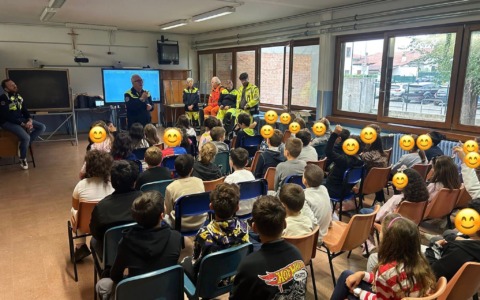 La Protezione Civile entra in classe e fa lezione d’impegno civile