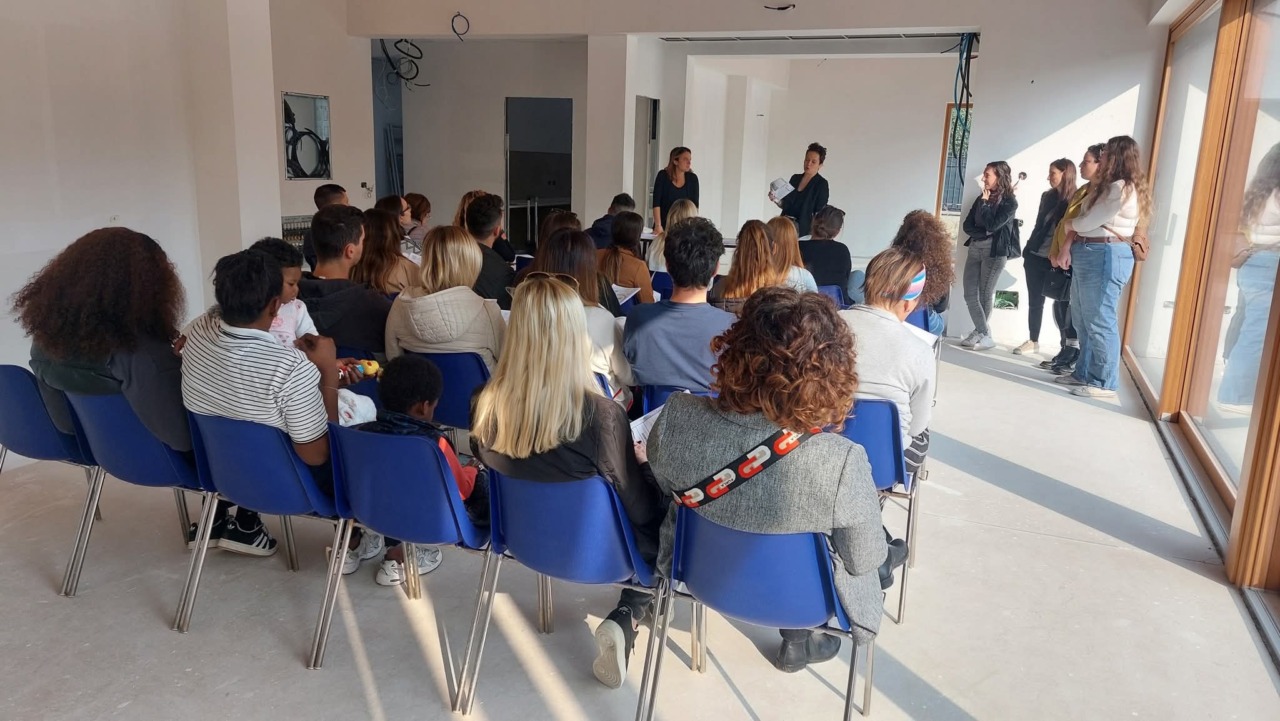 Un centinaio di persone in visita al cantiere del nuovo asilo nido