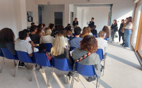 Un centinaio di persone in visita al cantiere del nuovo asilo nido