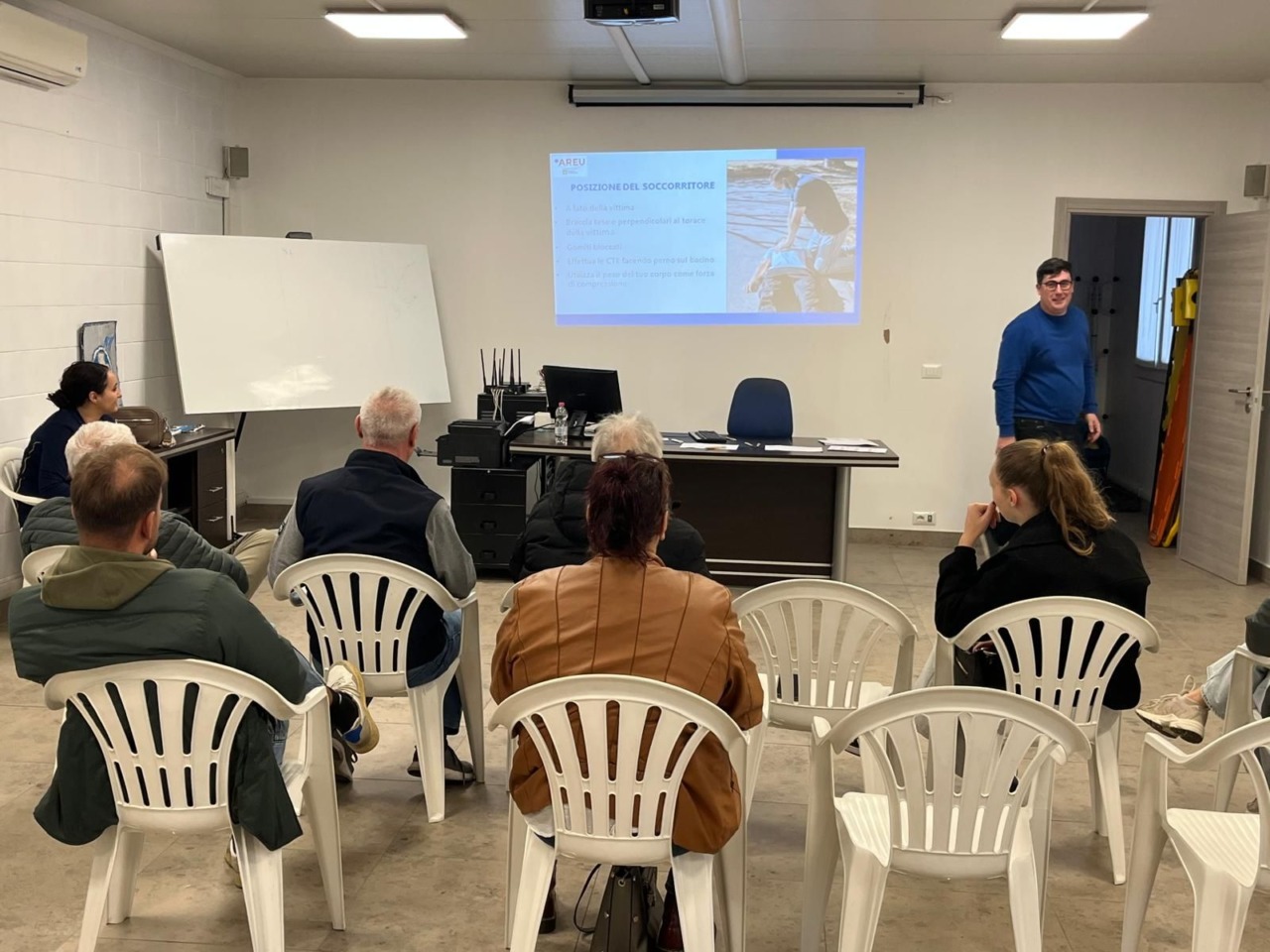 Il defibrillatore può salvarti la vita: grazie a “Vivere” un corso per imparare a utilizzarlo