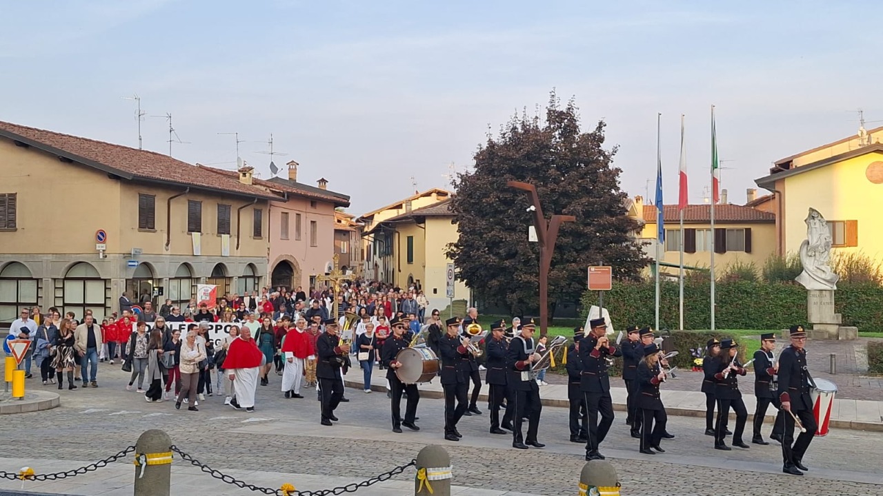 La comunità accoglie il suo nuovo parroco in pompa magna