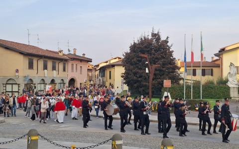 La comunità accoglie il suo nuovo parroco in pompa magna