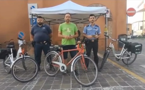 A Pandino, per combattere i furti, si targano anche le biciclette